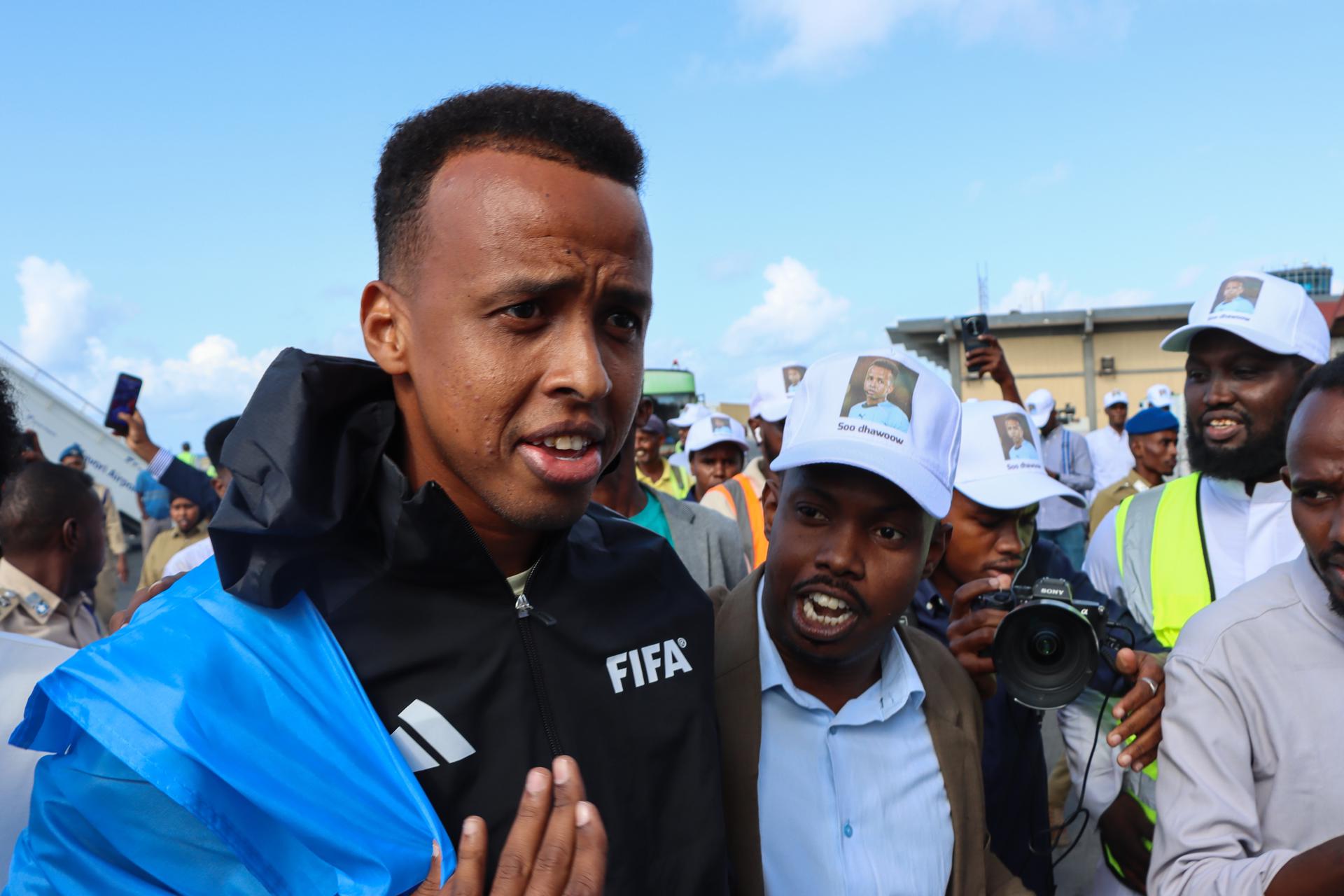 El árbitro vetado por Estados Unidos es recibido como un héroe a su regreso a Somalia