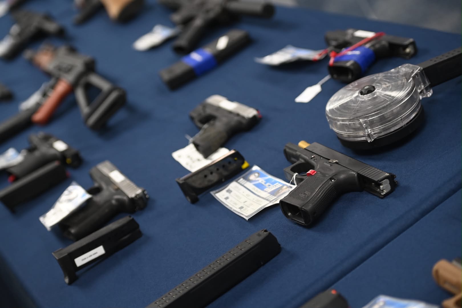 Presentan cargos contra 16 supuestos vendedores de armas ilegales