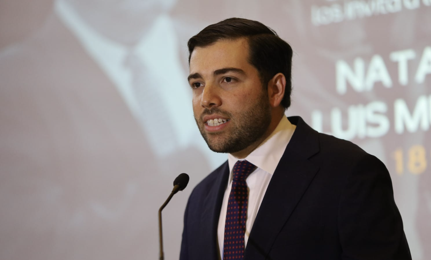Piden investigar posible conflicto de interés del exsecretario del DDEC con bufete familiar