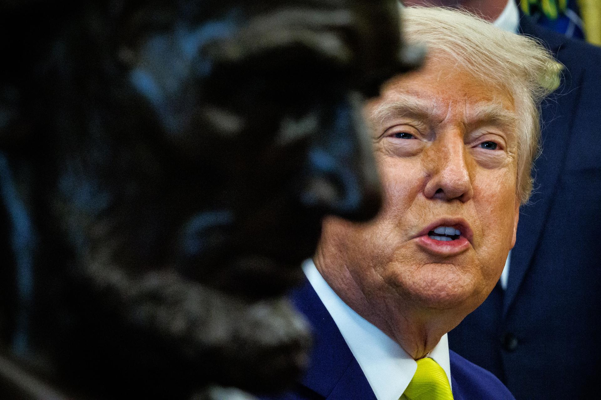 En medio de nuevo bombardeo, Trump exige a Irán aceptar negociaciones