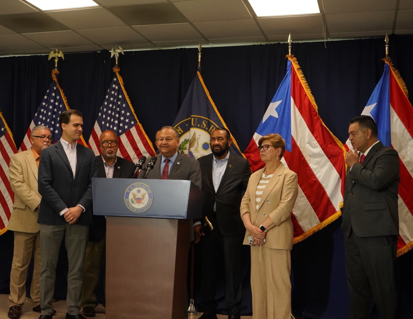 Pablo José Hernández y alcaldes discuten con congresistas atrasos en reconstrucción de PR