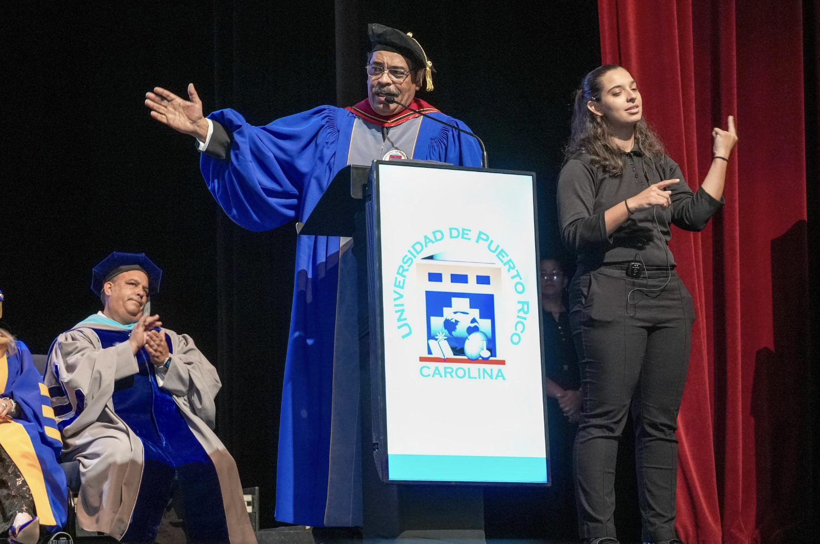 UPR Carolina otorga doctorado honoris causa al artista "Remi" en su 48va colación de grados