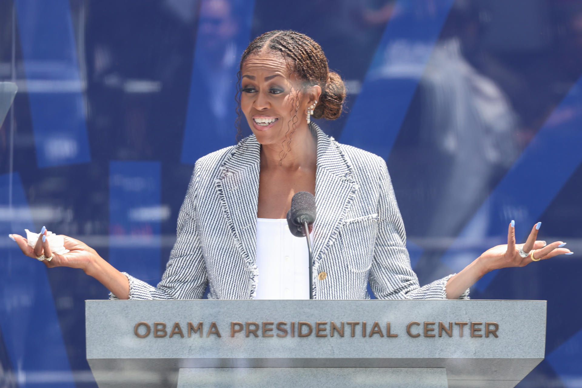 Michelle Obama defiende el legado de su marido en la inauguración de su centro en Chicago