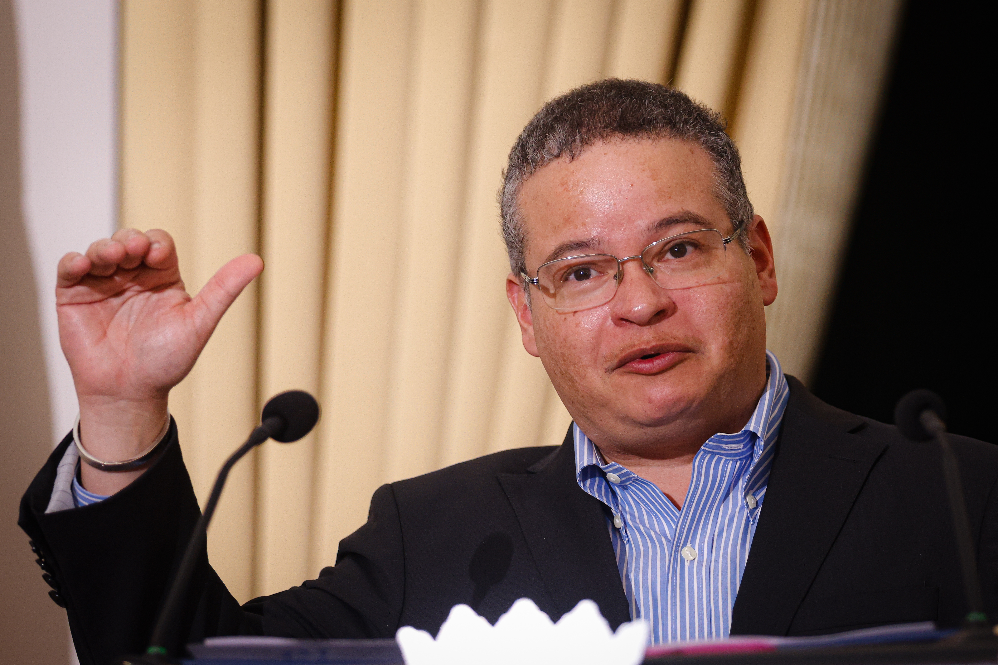 Salud anuncia la retención de seis médicos que harán residencias