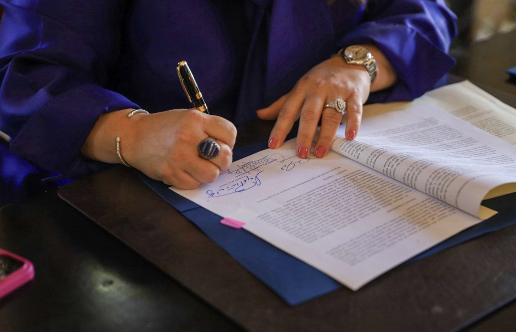 Jennifer González firma leyes sobre partes de armas, terapeutas atléticos y patrimonio cultural