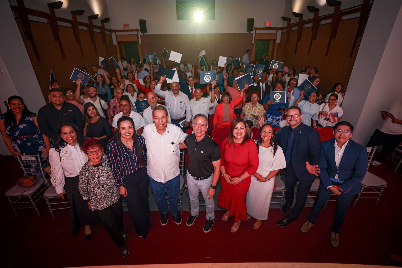 San Juan reconoce a 172 nuevos ciudadanos estadounidenses tras proceso de naturalización