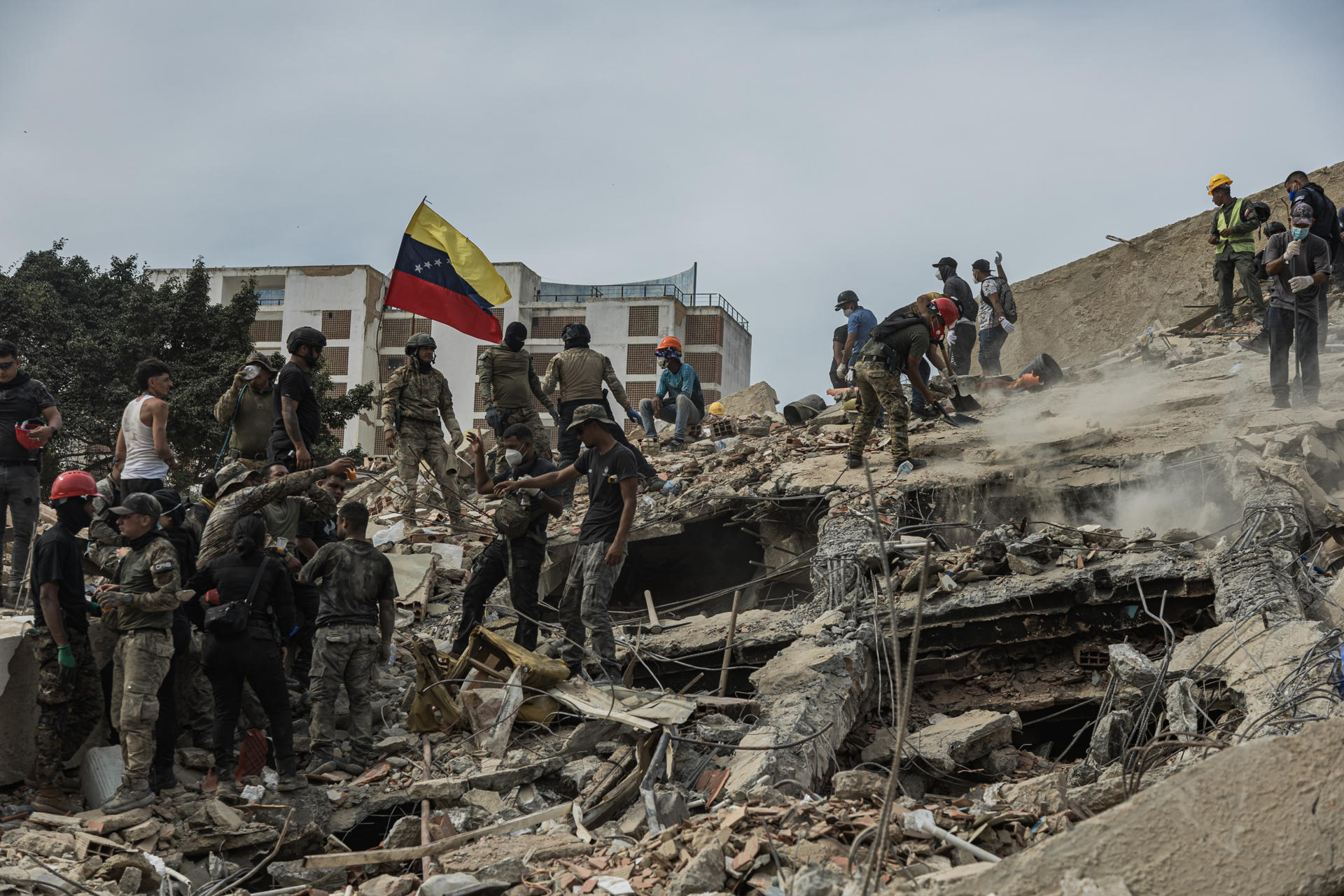 La búsqueda avanza en horas críticas en Venezuela
