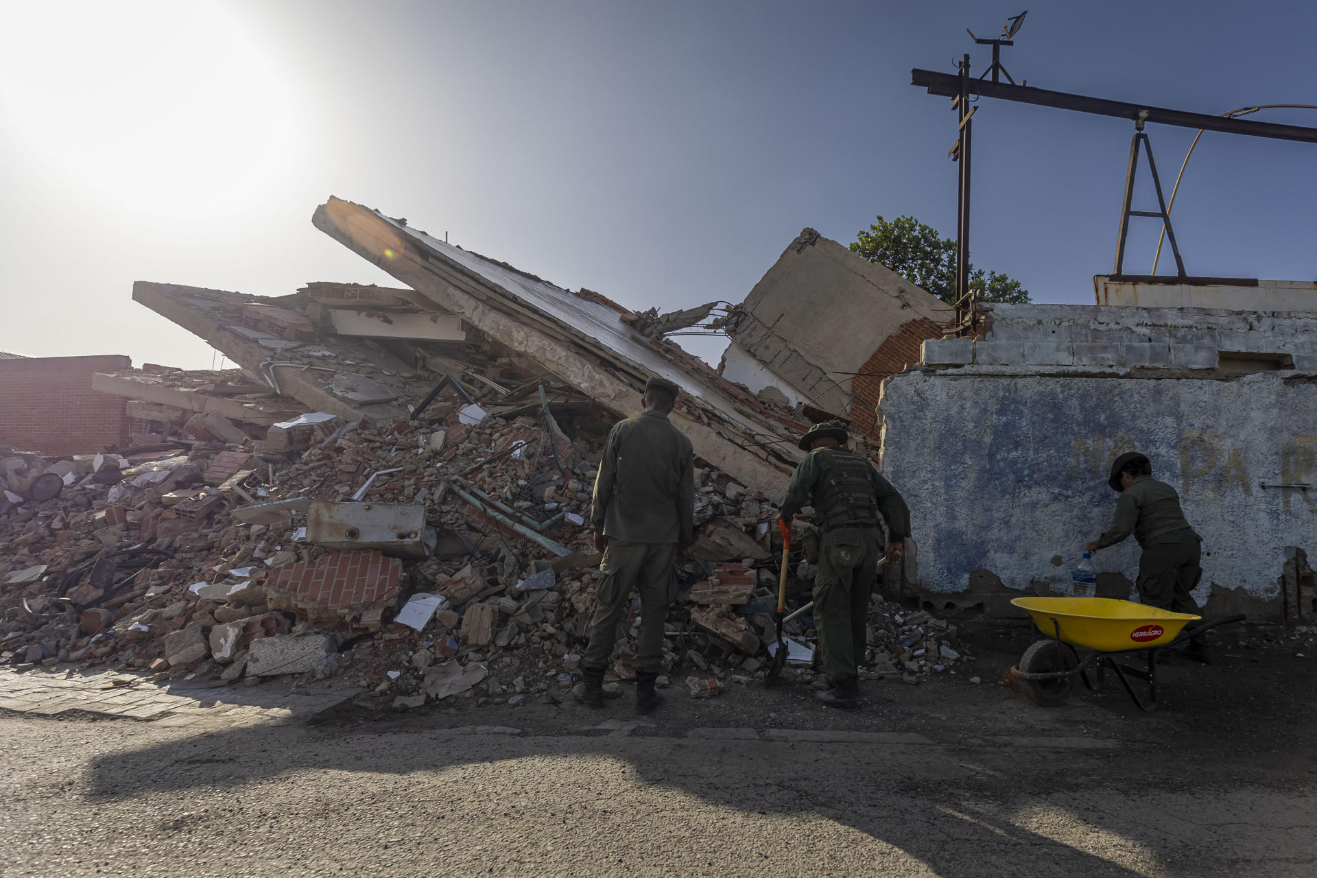 Aumentan a 4,930 los muertos por los terremotos del 24 junio en Venezuela