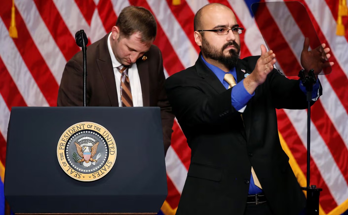 Operador de teleprómpter de Trump ganó $100,000 apostando a lo que el presidente diría