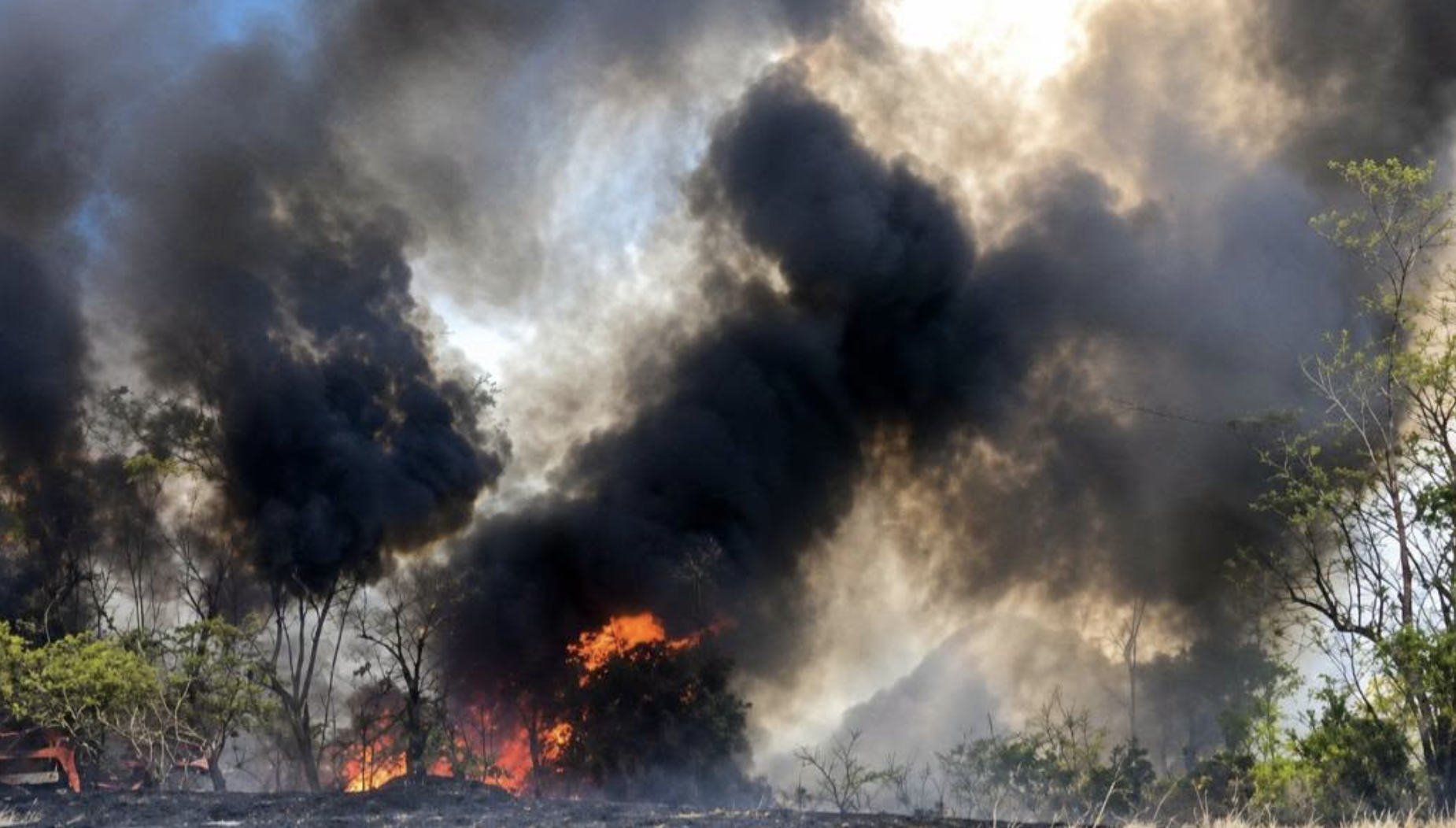 Fuego destruye mas de 3 mil carros y residencia en junker en Lajas