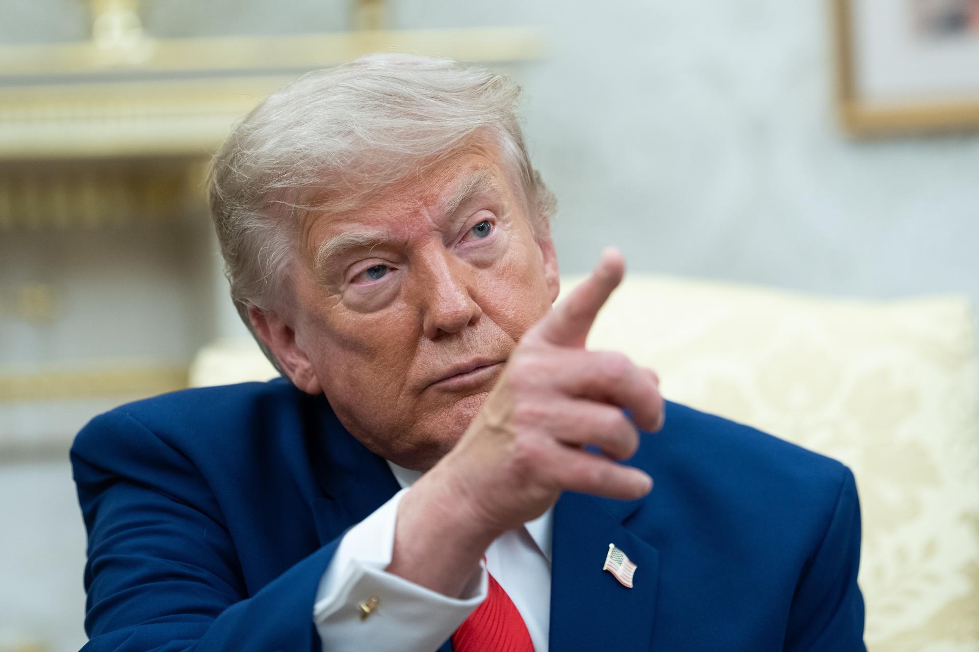 Trump avisa que Estados Unidos tomará medidas si los hutíes bloquean el mar Rojo