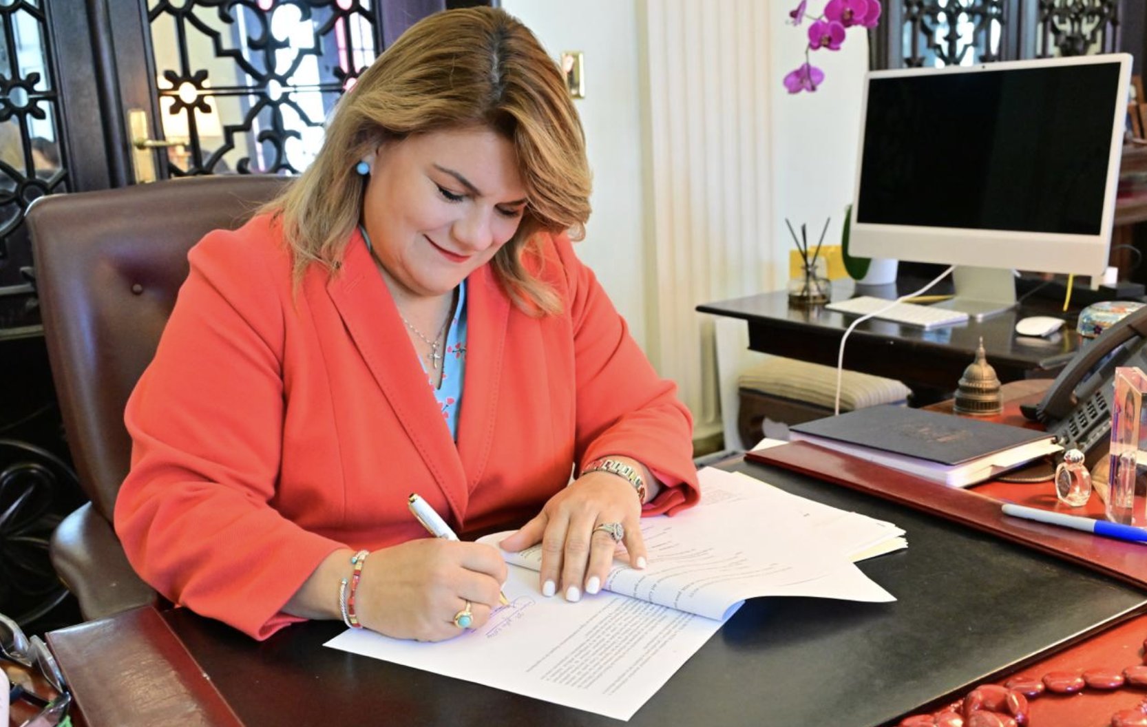 Gobernadora firma varias nuevas leyes