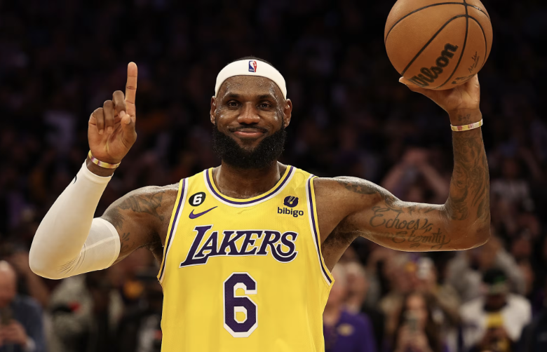 Lebron James firma con los Sixers