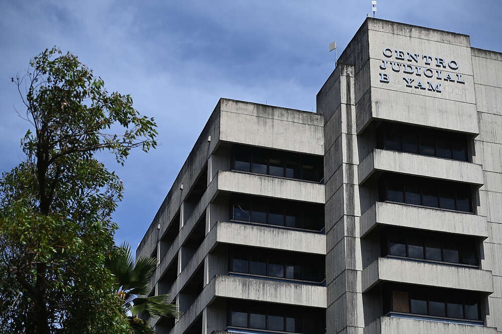 Jurado absuelve por unanimidad a mujer acusada de fraude de $48,000 en cheques en Toa Baja