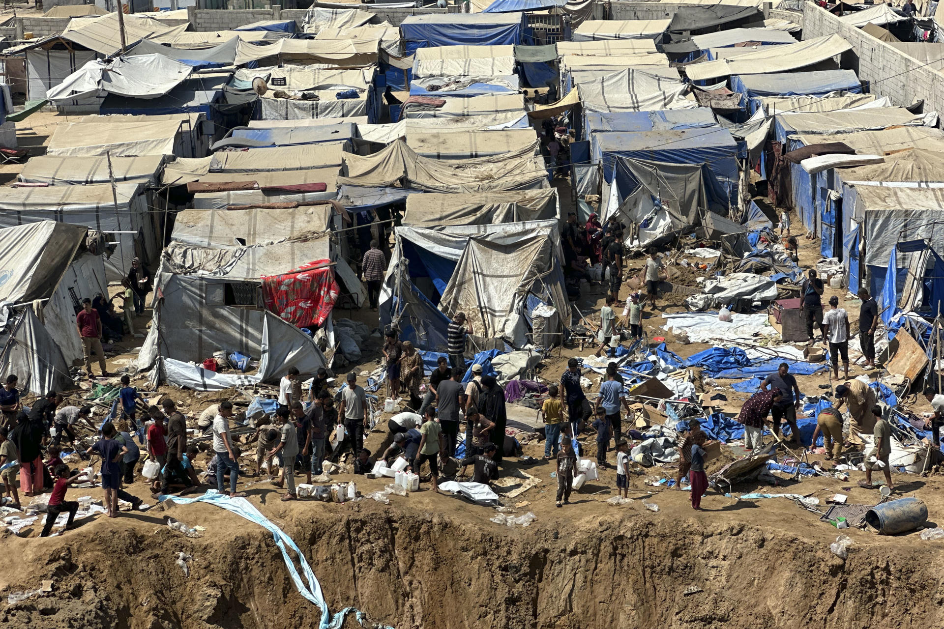 Israel sigue atacando Gaza y causa un cráter gigante tras bombardear un campamento