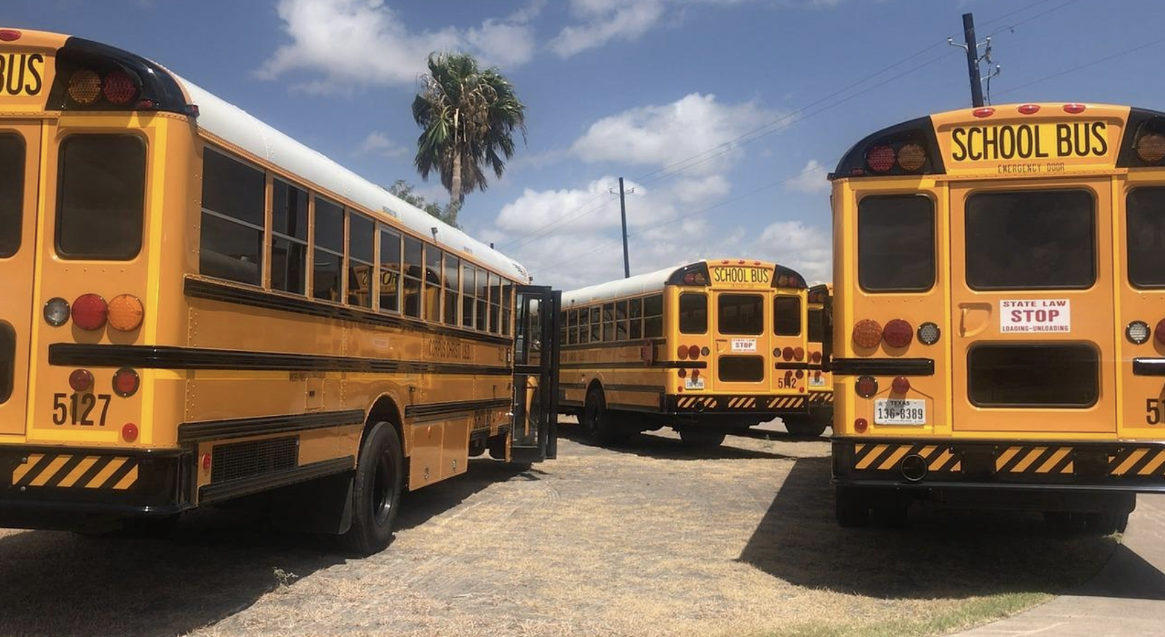 Porteadores escolares evalúan no dar servicio el primer día de clases si DE no paga millonaria deuda