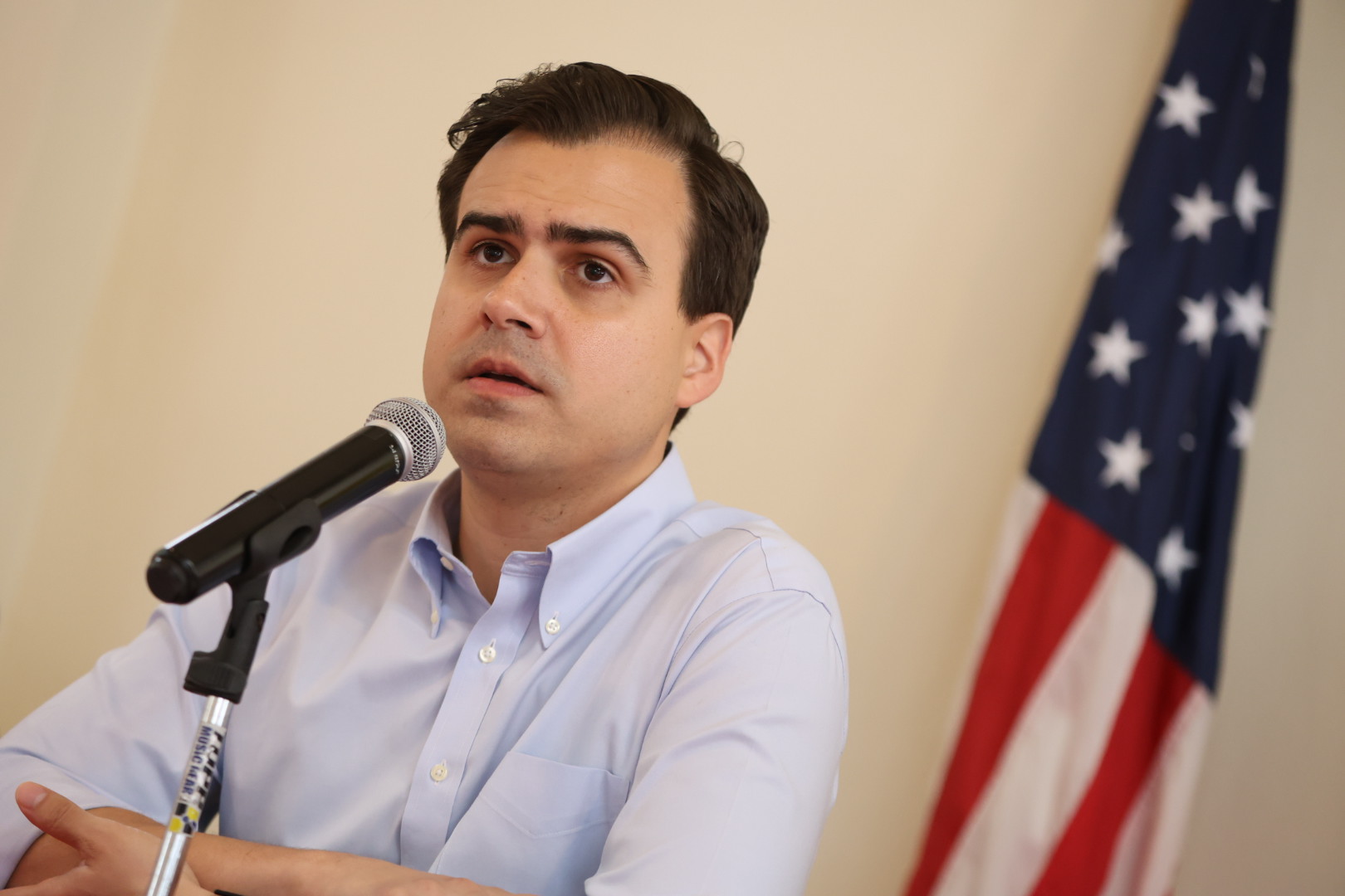 Destaca que su oficina ha anunciado más de $1.7 billones en fondos federales para municipios