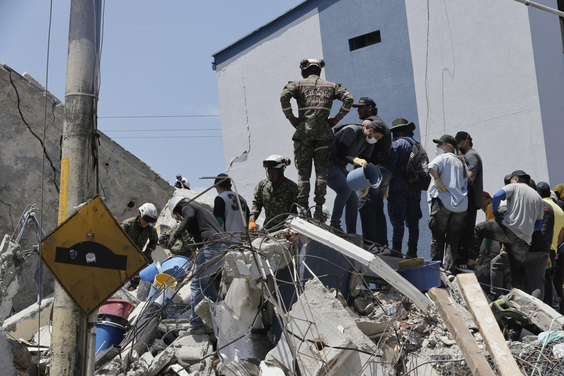 Búsqueda contrarreloj entre los escombros un día después del fuerte terremoto en Colombia