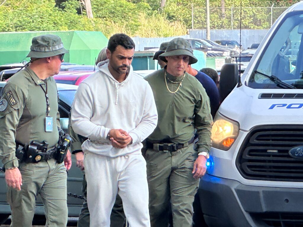 Presentan más de 130 cargos contra 33 personas por esquema de fraude en pago de multas