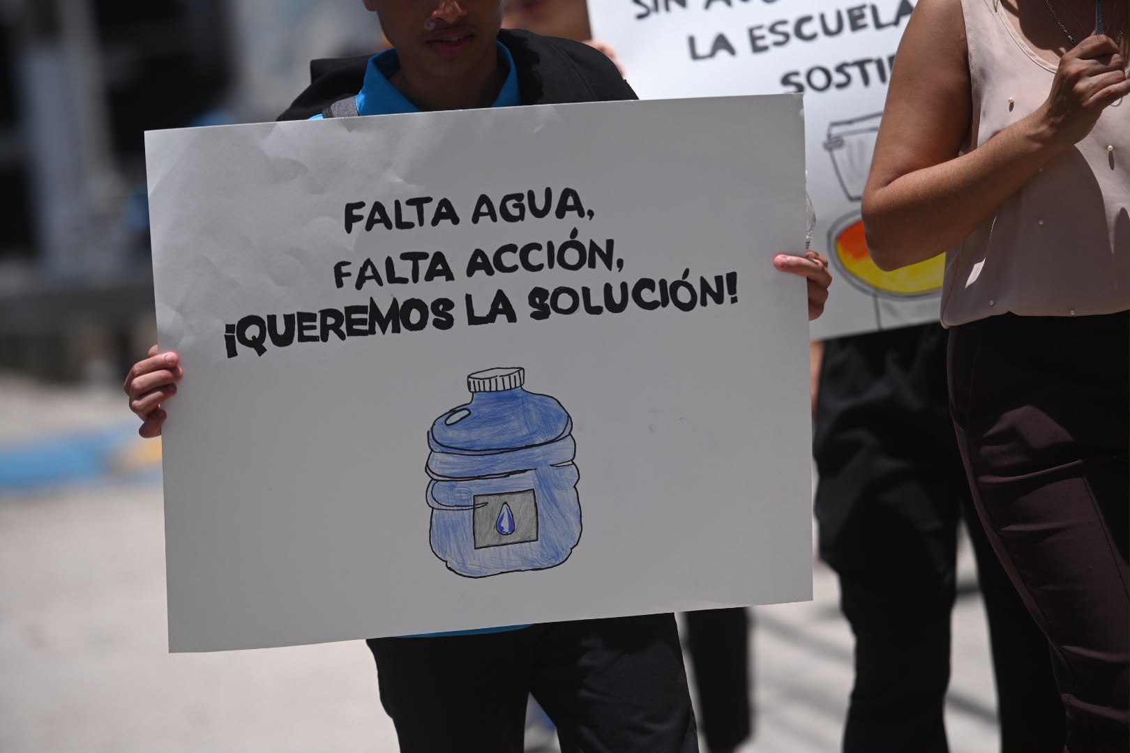 Maestros exigen ajustes de horario en escuelas con racionamiento