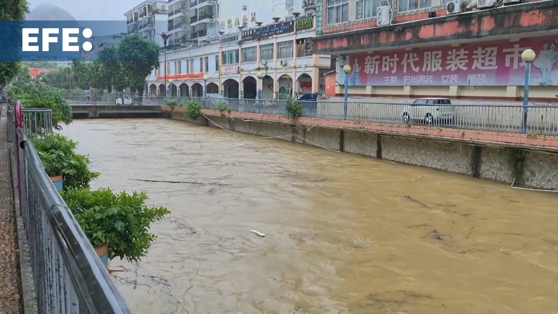 China suma cerca de 29 mil evacuados por el tifón Narra y fuertes lluvias en el norte