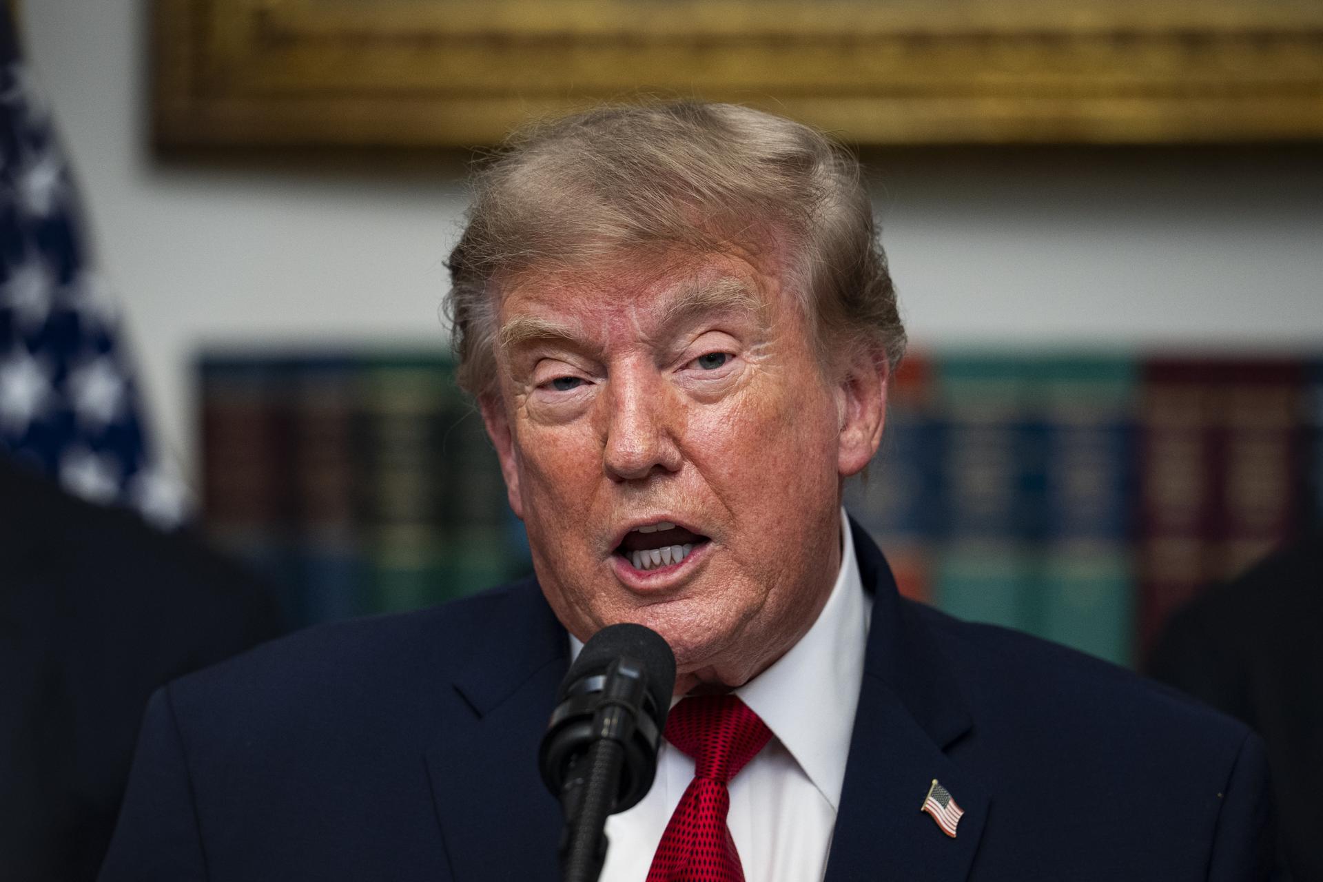 Trump anuncia aranceles del 50% a autos y acero canadienses a partir de enero de 2027
