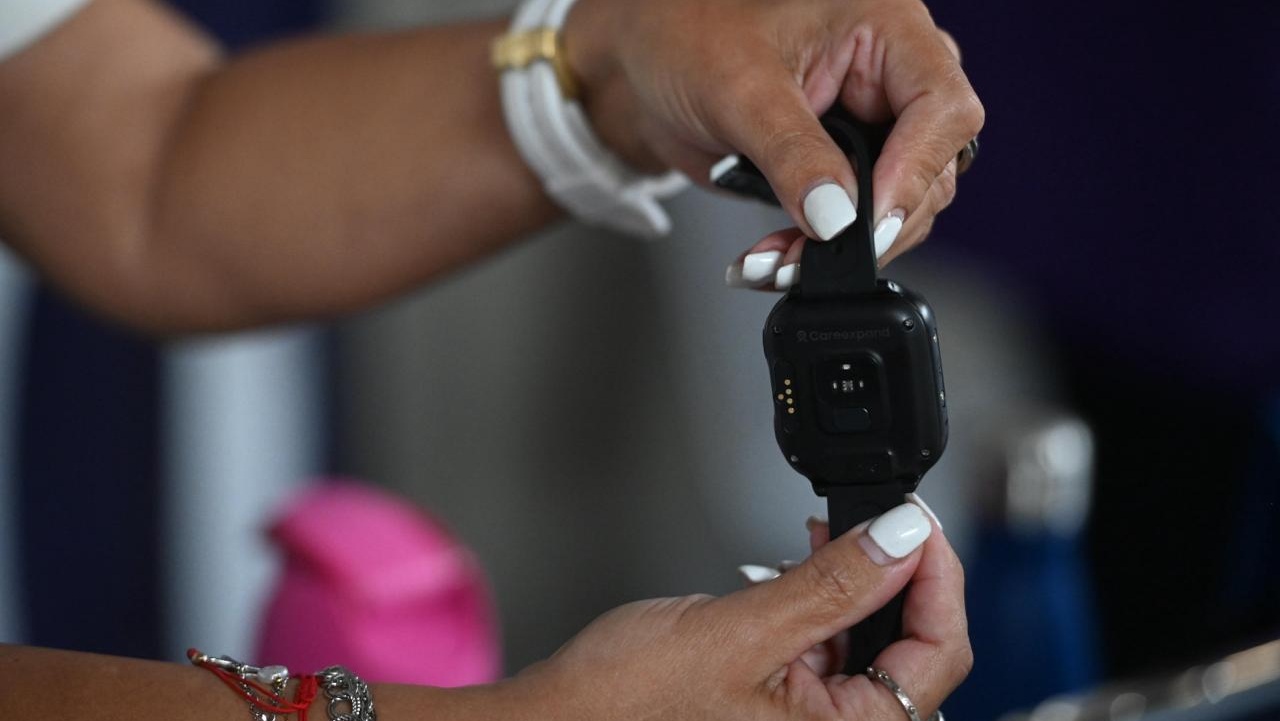 DSP distribuye aparatos GPS para monitorear a pacientes con Alzhéimer