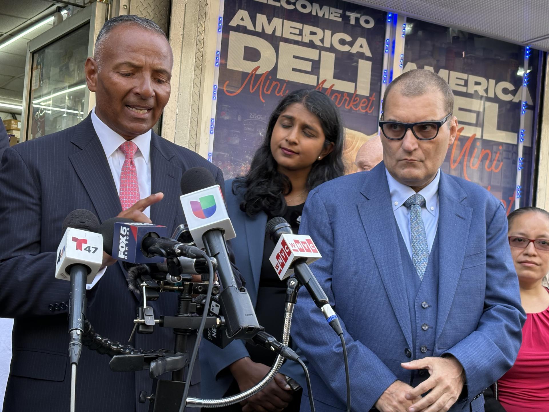 Imagen de la cobertura de: Pequeños negocios en Nueva York reiteran llamado al diálogo a Mamdani por supermercados municipales