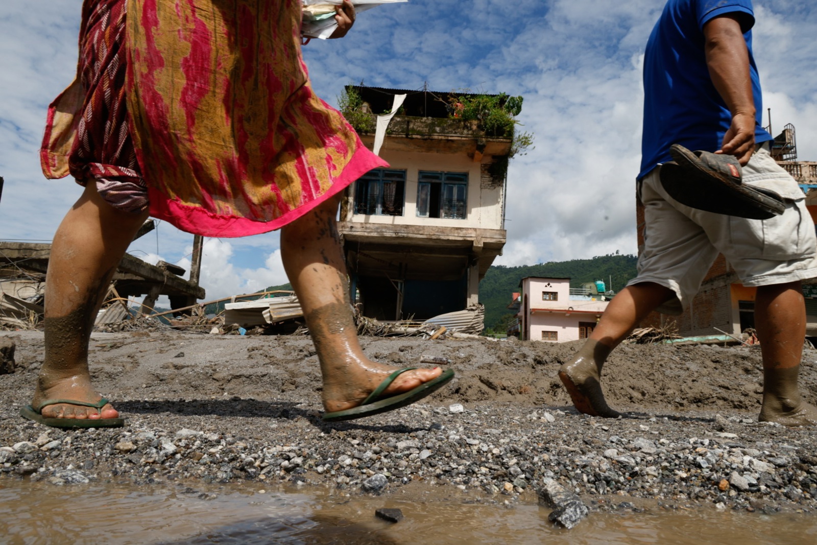Las autoridades de Nepal elevan a 289 los muertos por la riada masiva