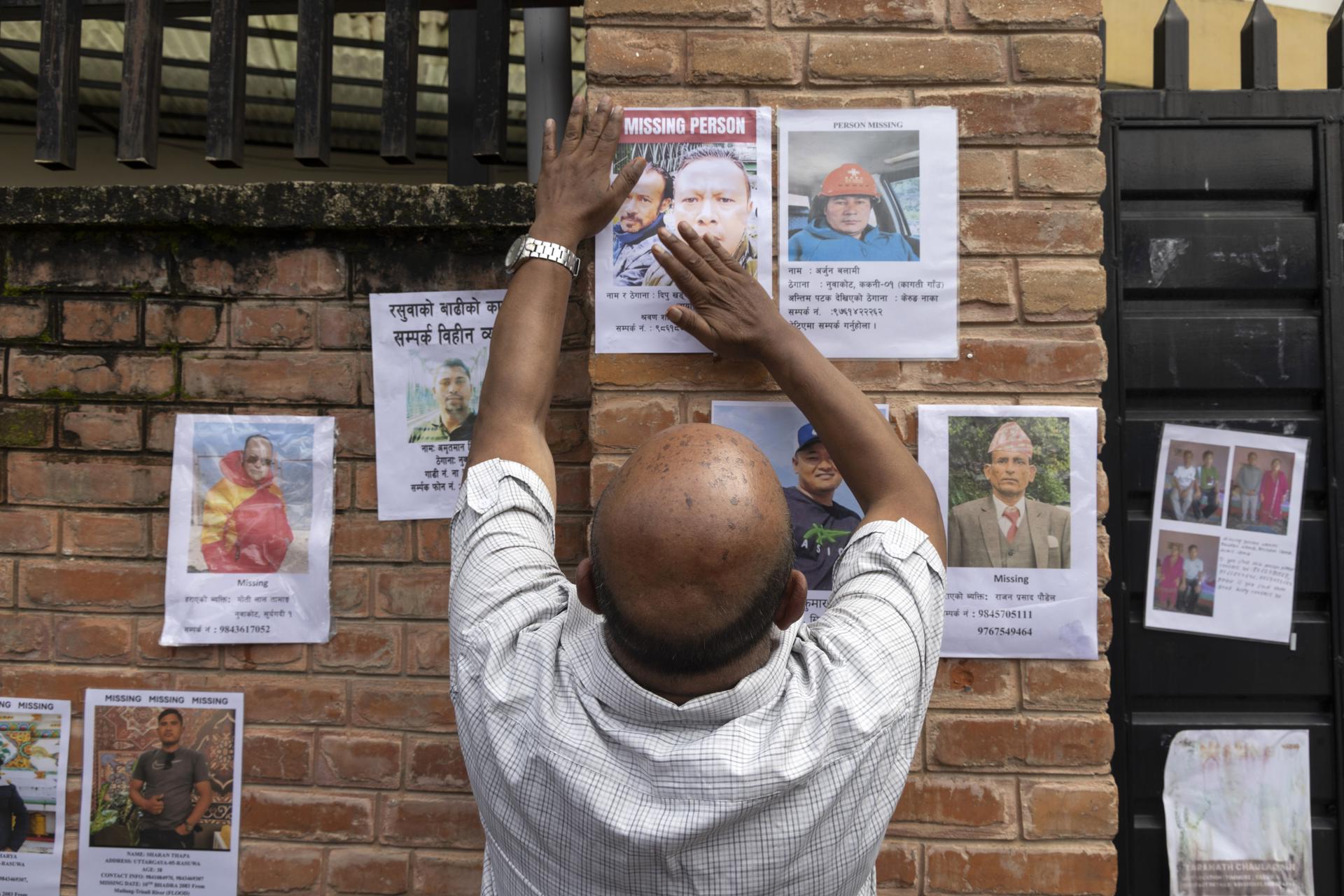 Cientos de cuerpos a la espera de ser reconocidos en Nepal