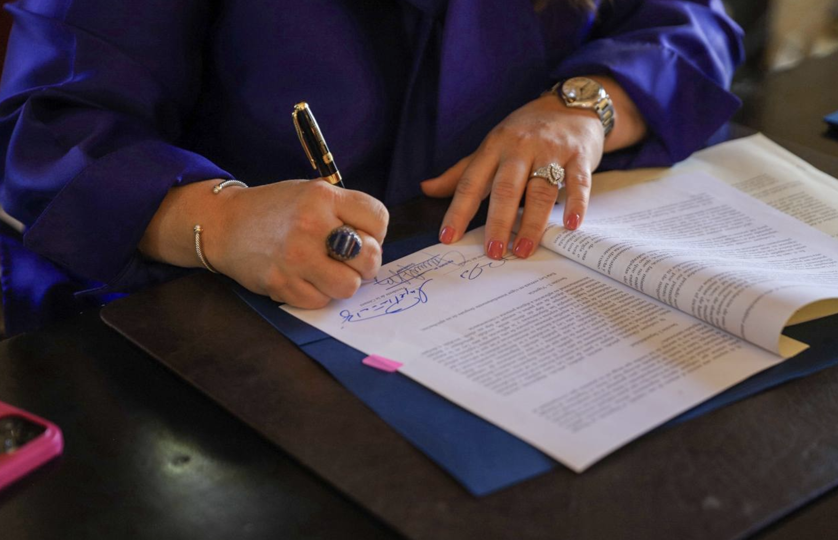 Gobernadora firma OE para programas post secundarios de educación laboral
