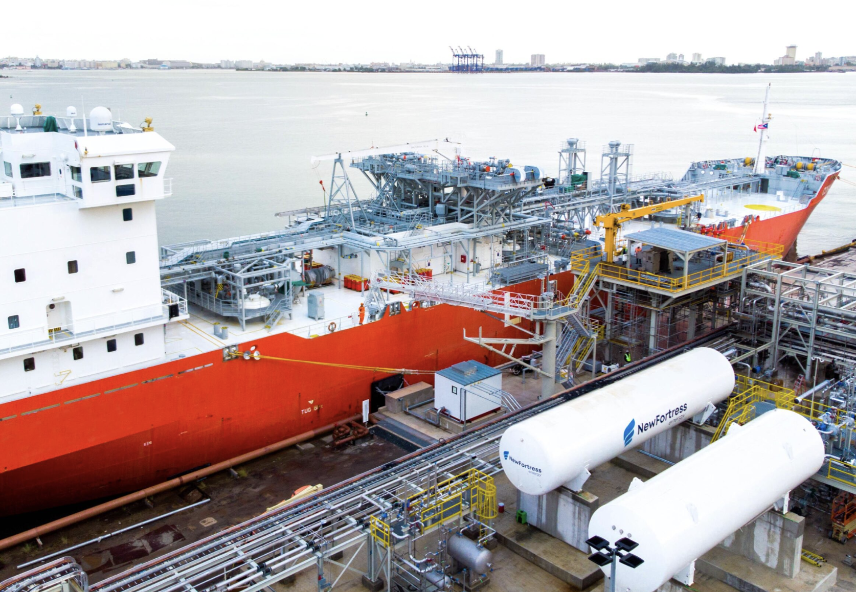 New Fortress Energy reduce deuda en 91 por ciento y mantiene operaciones en Puerto Rico