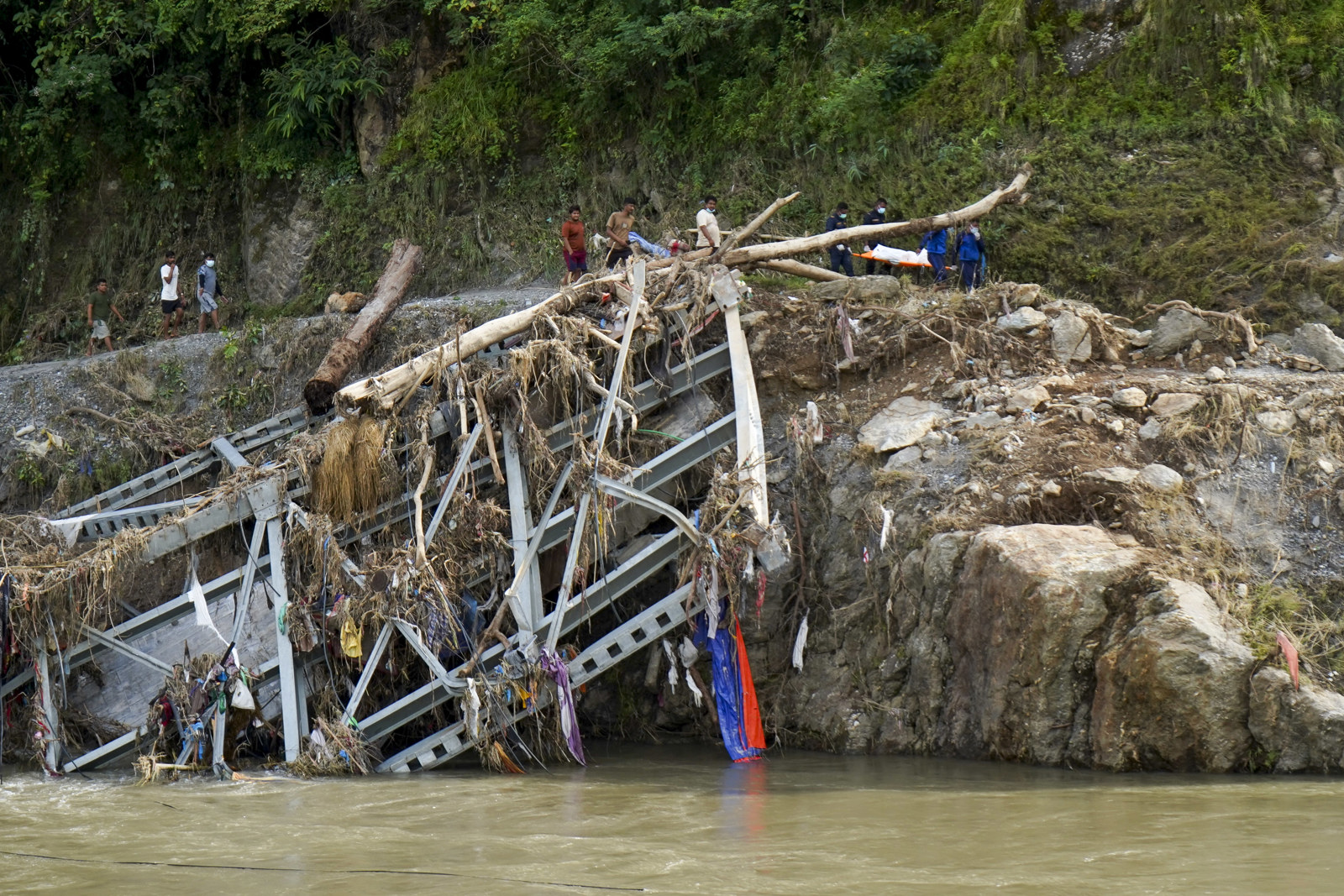 Nepal y China cifran en mil los muertos en la riada mientras buscan miles de desaparecidos