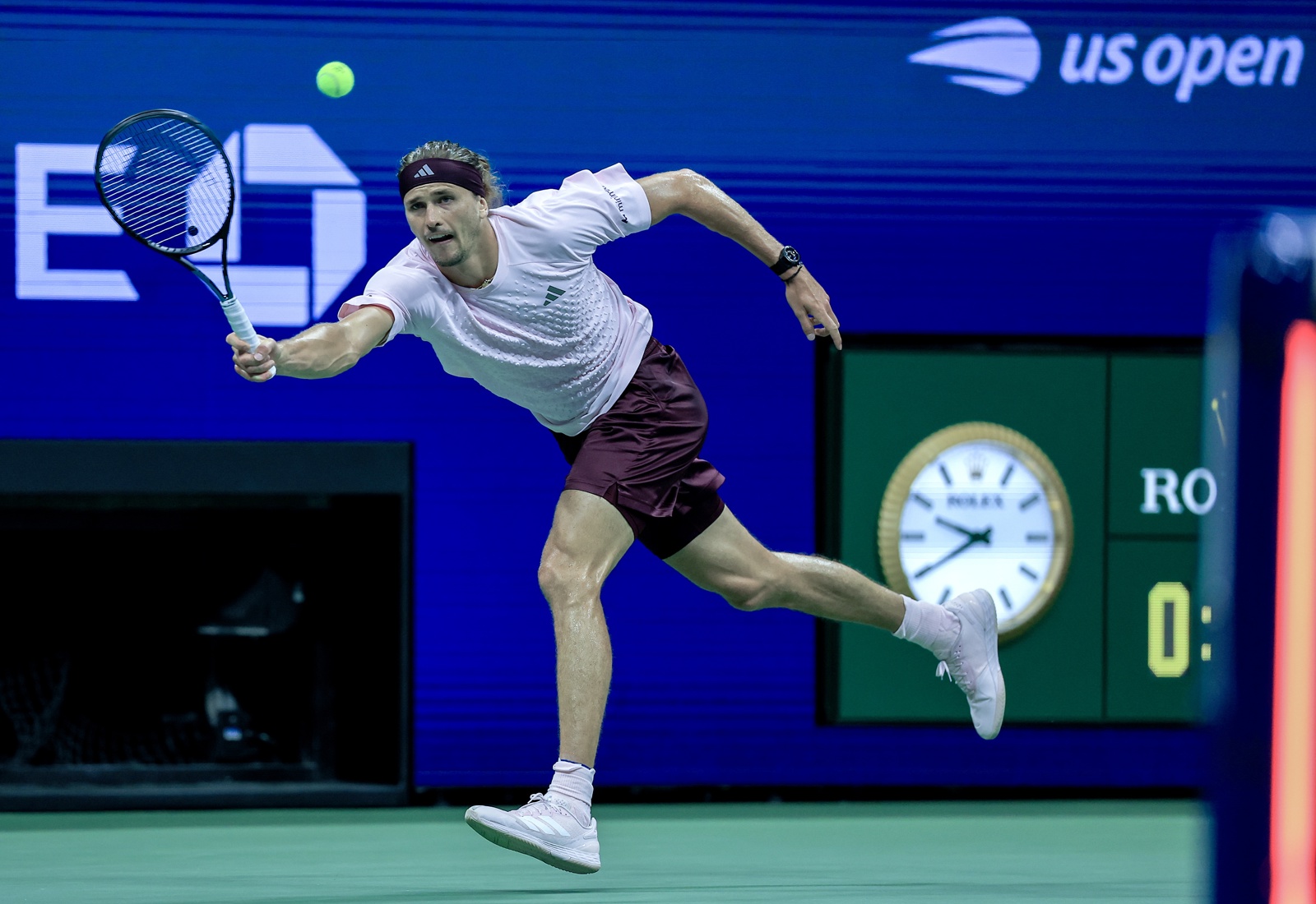 Zverev evita una debacle, Rybakina y Bouzas avanzan