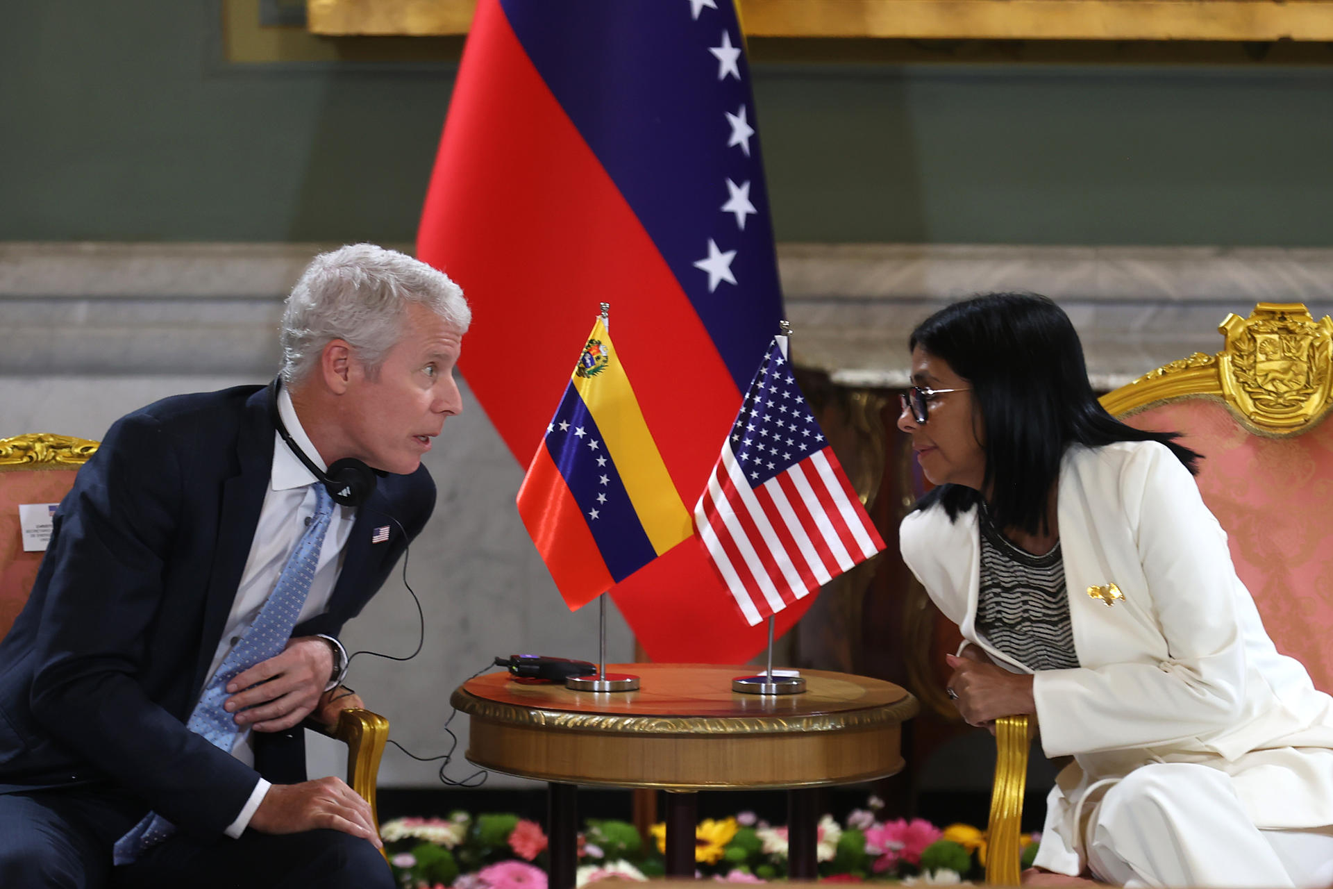 Estados Unidos celebra como «día histórico» la firma de acuerdos petroleros en Venezuela