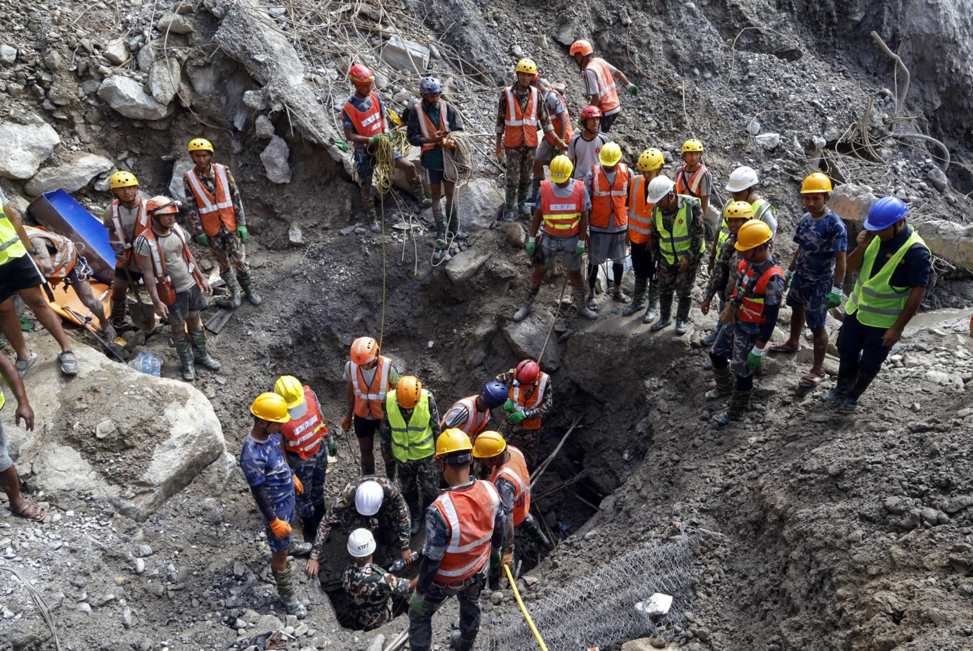Unos 600 niños siguen sin ser localizados en Nepal nueve días después de la riada