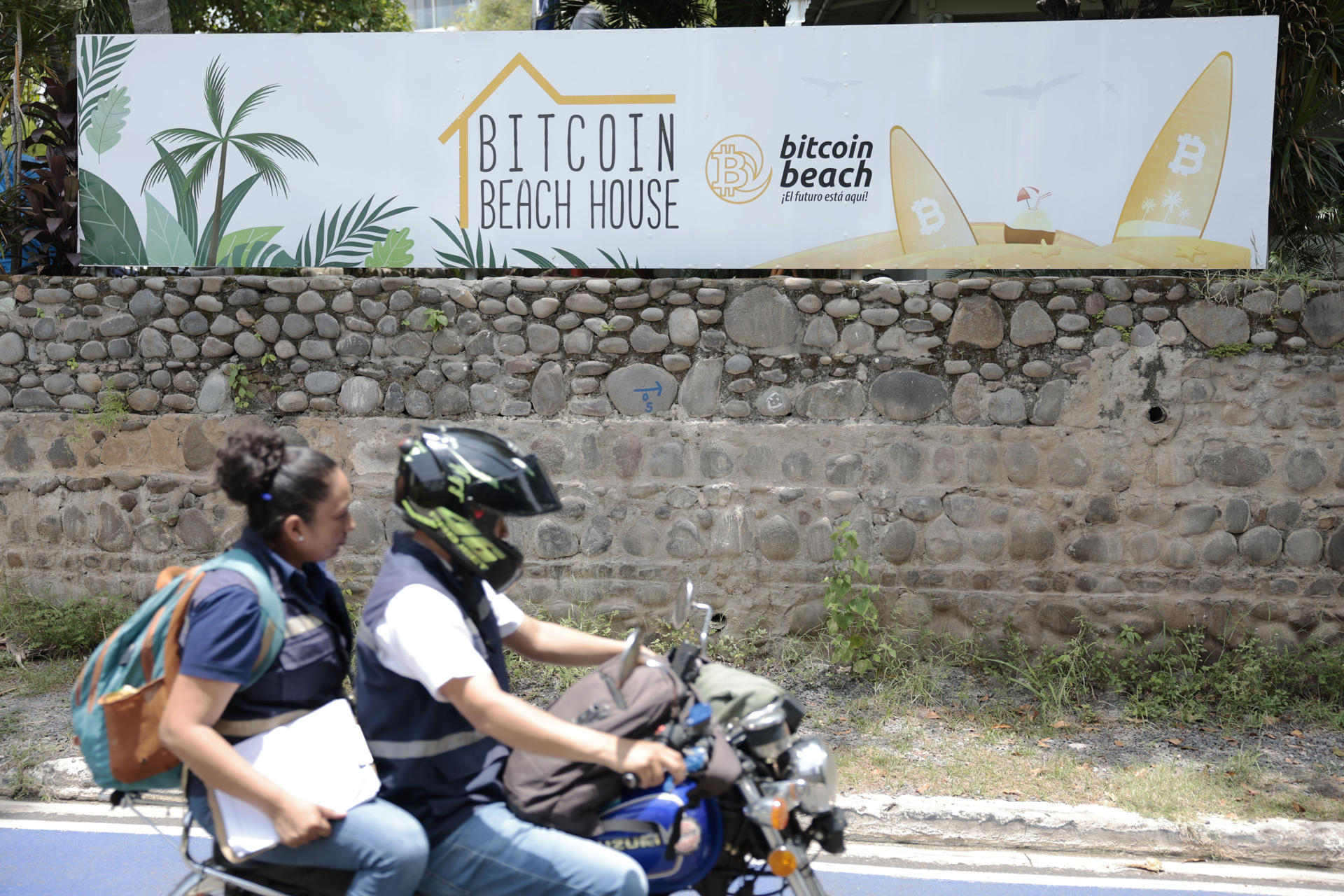 El Salvador cumple cinco años de adopción del bitcoin, con el uso popular como principal deuda