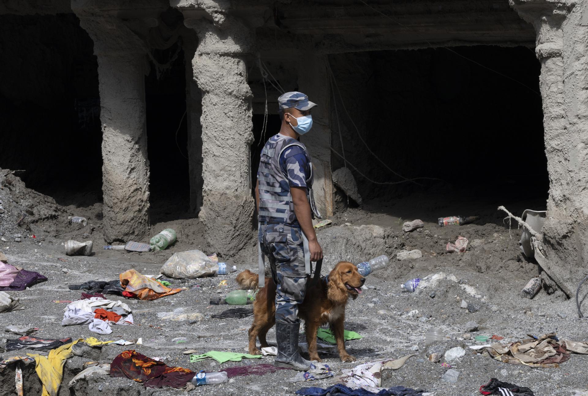 El «hombre de los túneles» busca vida bajo tierra 13 días después de la riada en Nepal