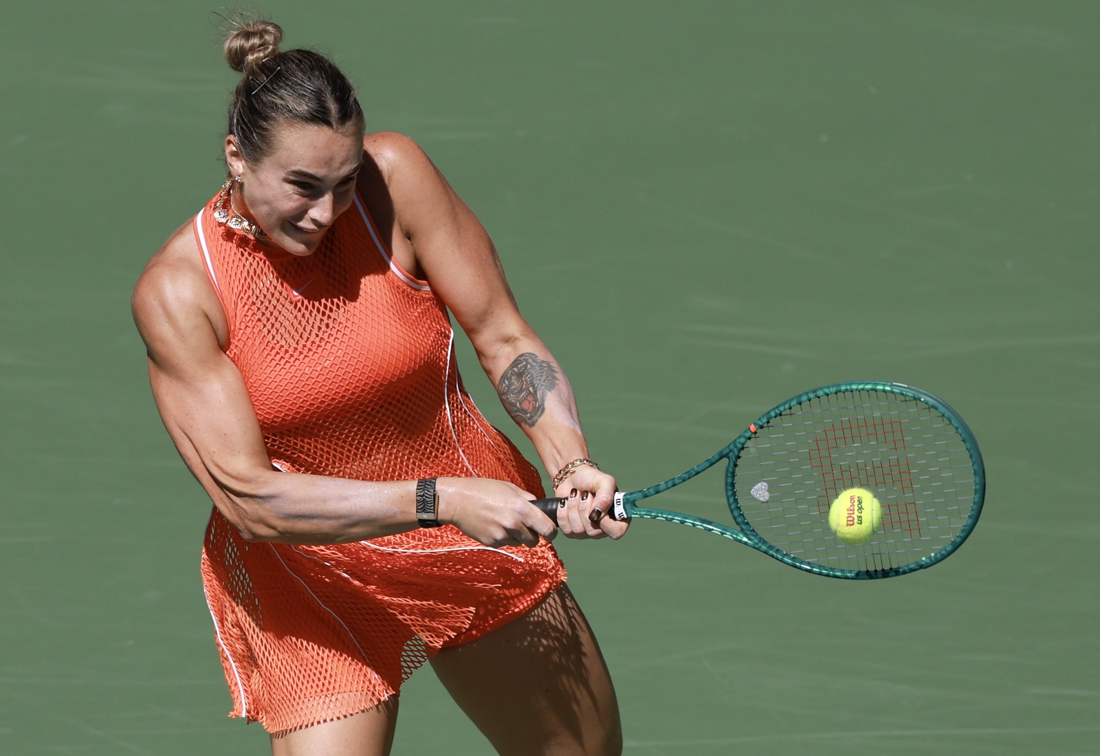 Sabalenka sobrevive a Noskova y se aferra a su número 1 del mundo