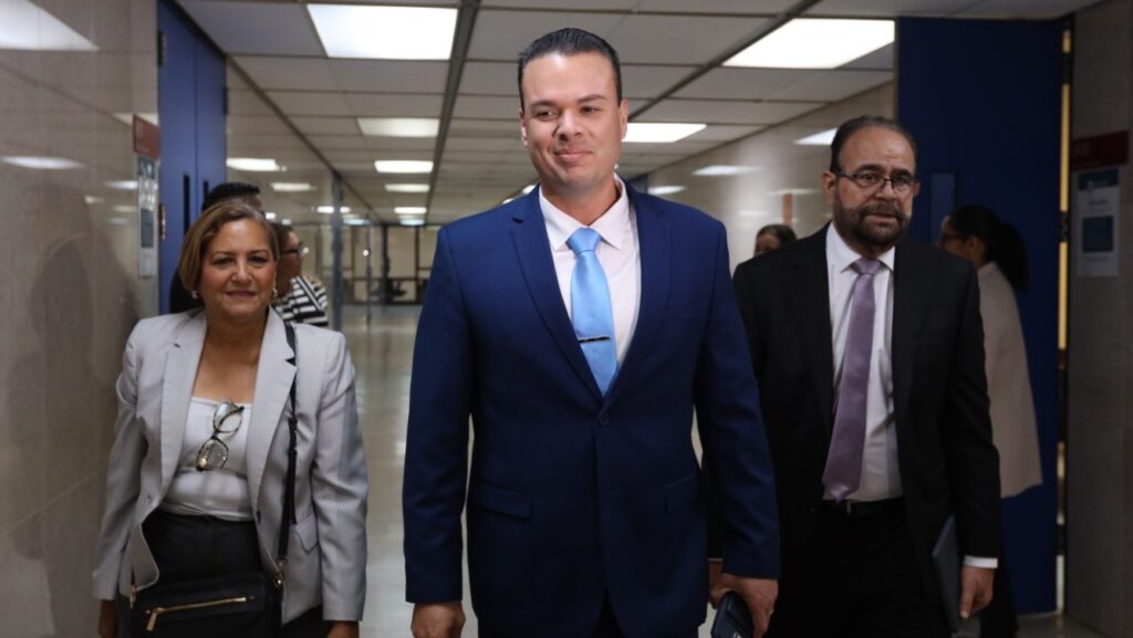 Defensa de Hiram Torres sostiene que requisito de renuncia no aplica a elección especial