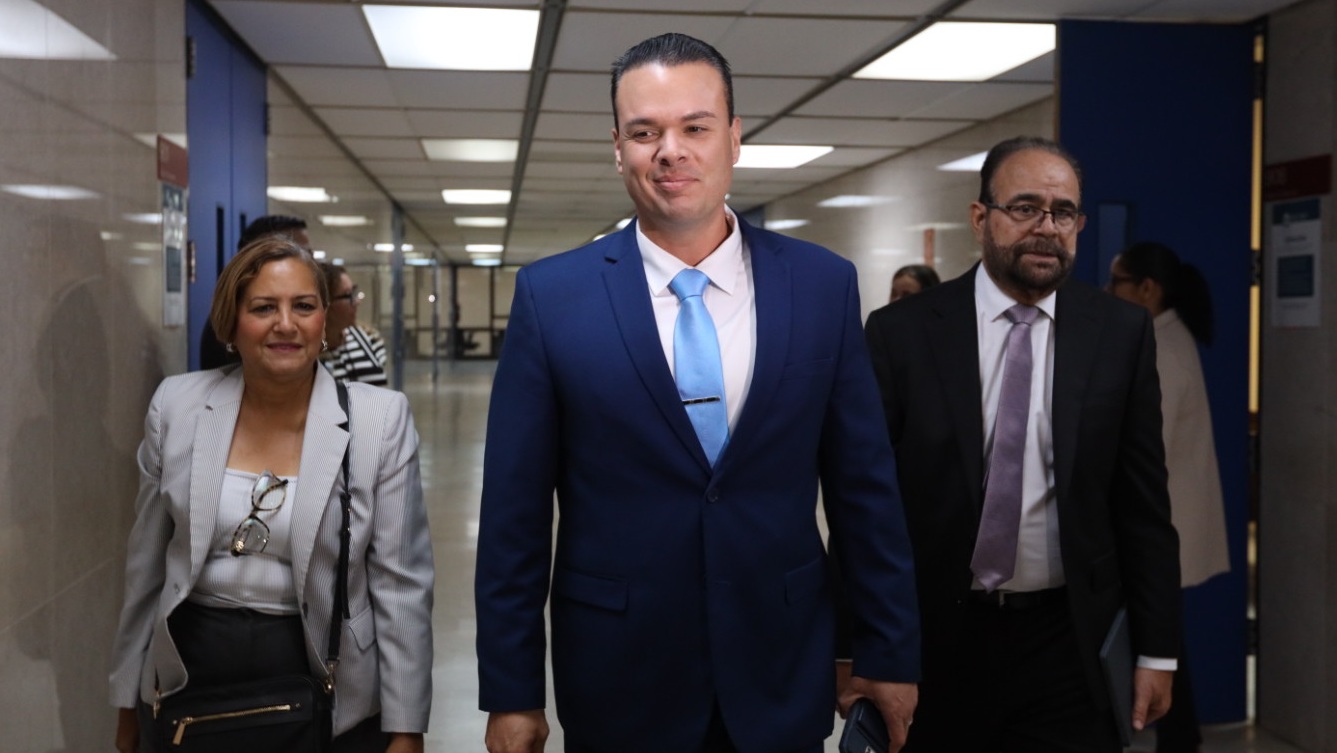 Defensa de Hiram Torres sostiene que requisito de renuncia no aplica a elección especial