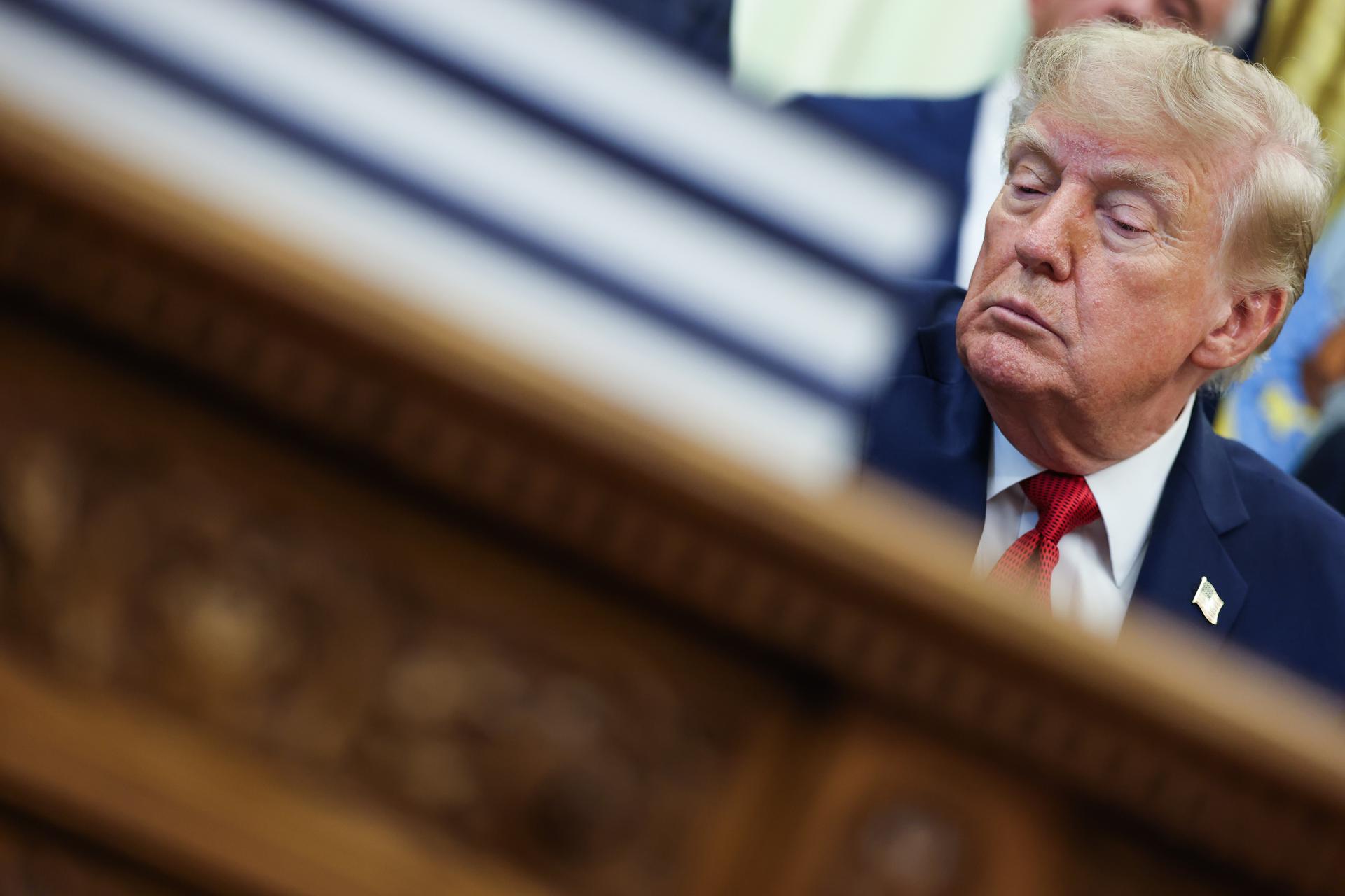 Los tres medios de comunicación vetados por Trump le demandan