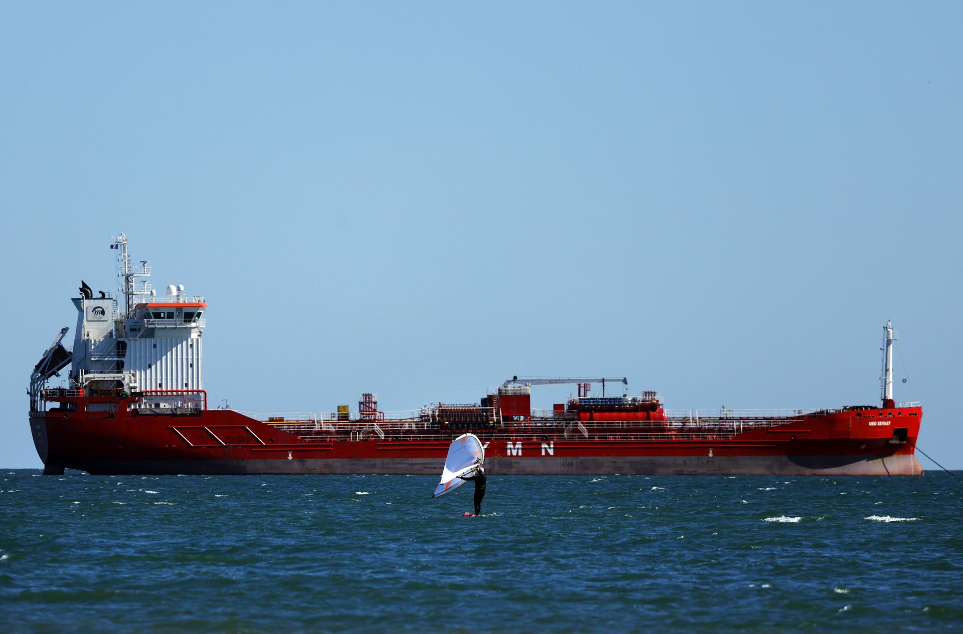 El barril de brent vuelve a superar los 100 dólares