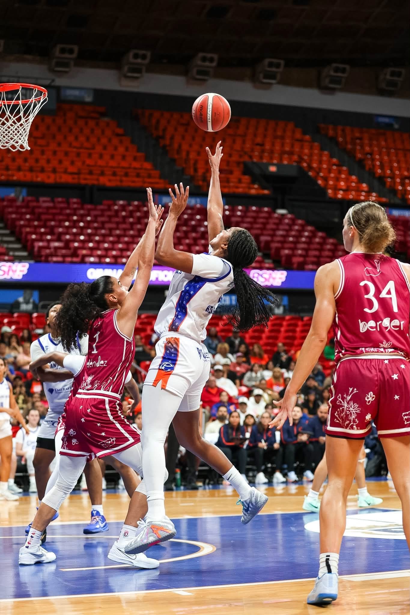 Cangrejeras de Santurce remontan y vencen a las Gigantes de Carolina 69-66