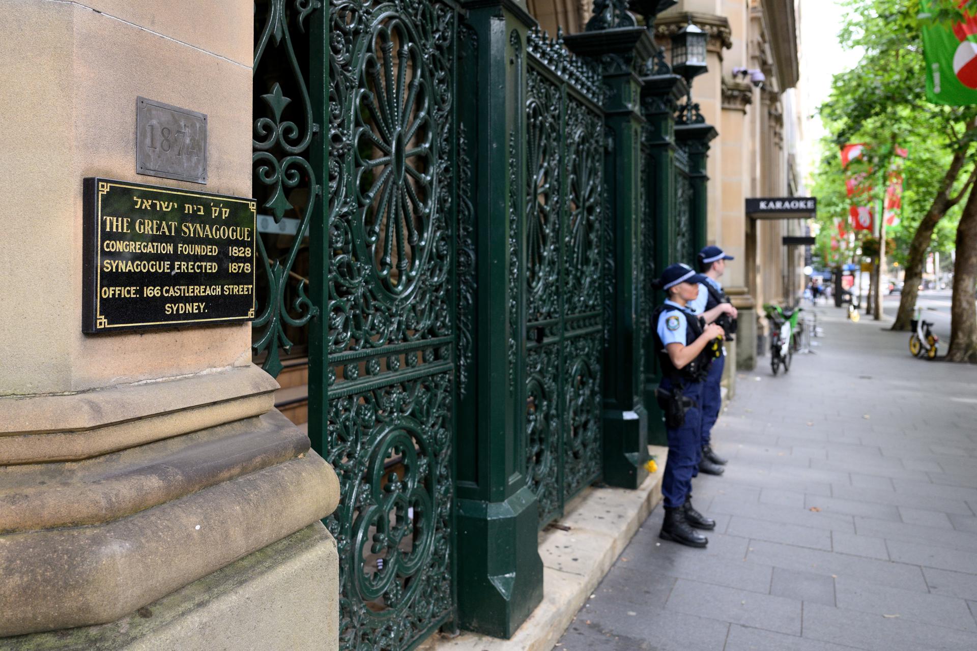 Condenan a tres años de prisión a un hombre en Australia por hacer el saludo nazi
