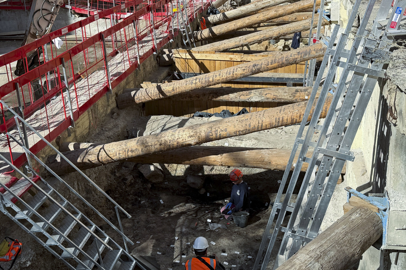 Hallan en el centro de París un posible tramo de la muralla de la antigua Lutecia gala
