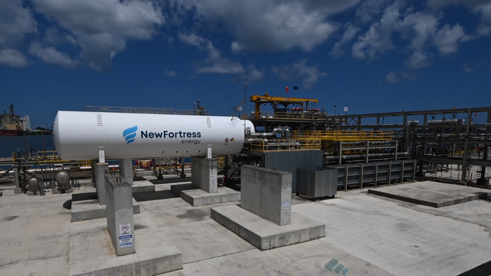 Jueza sanciona a New Fortress Energy con $10,000 y bloquea entrada de barcaza al Puerto de San Juan