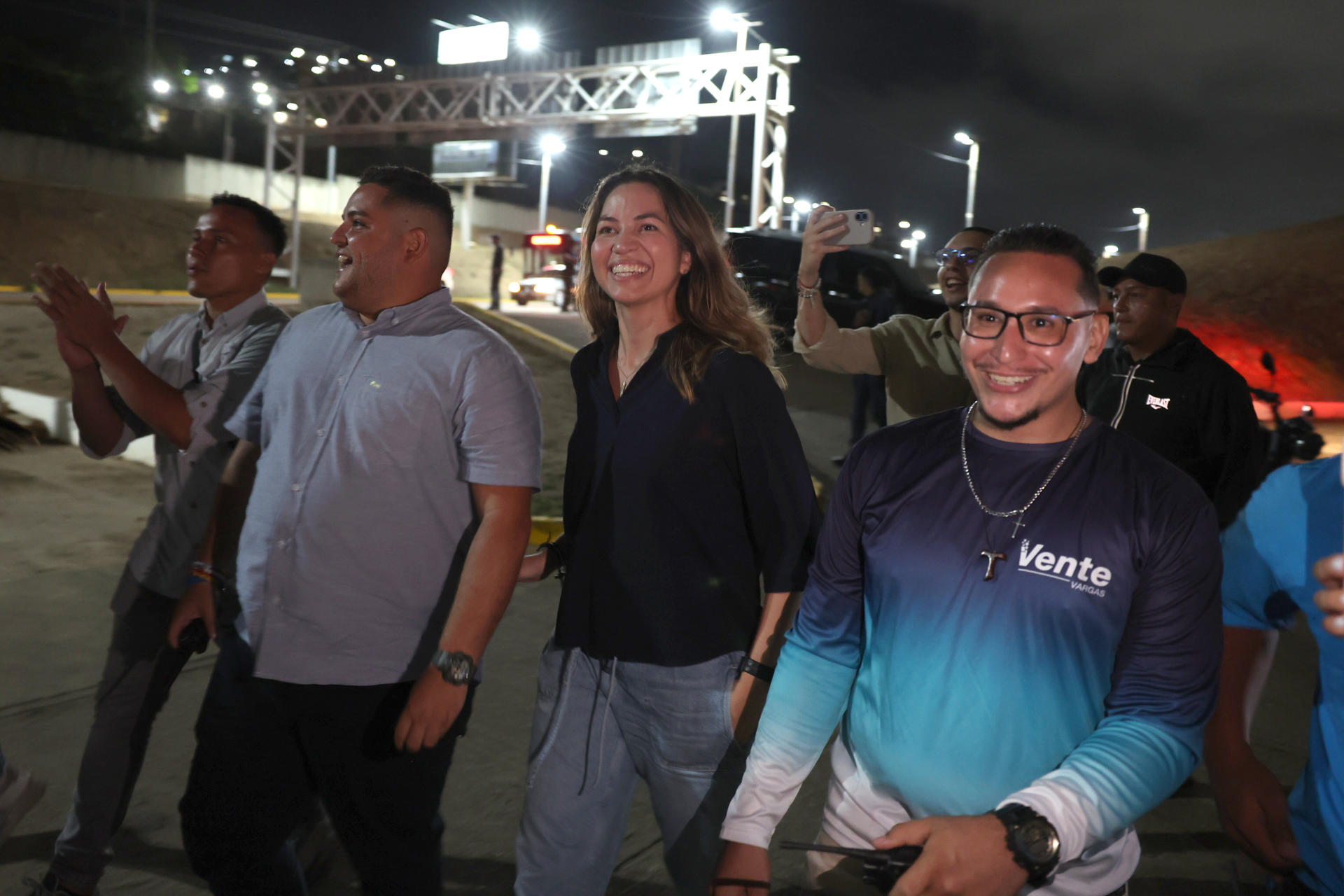 Regresa a Venezuela la jefa de comunicaciones de la líder opositora María Corina Machado