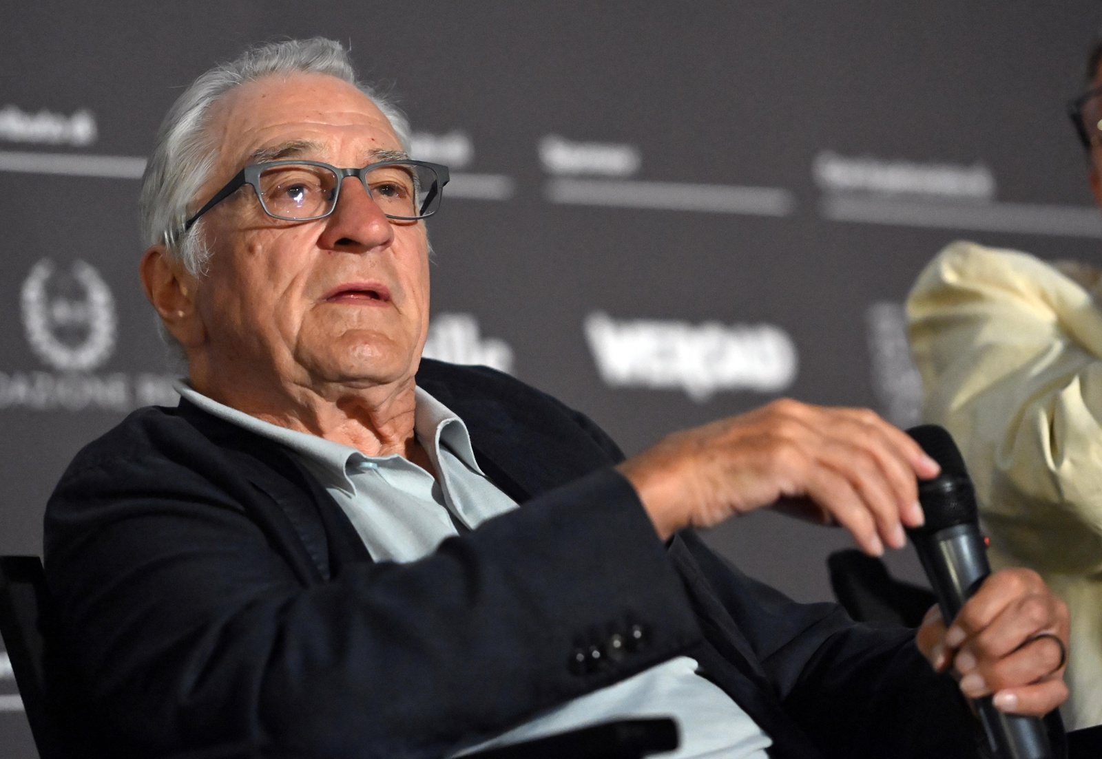 De Niro arremete contra Trump y le llama «cobarde» en un acto público