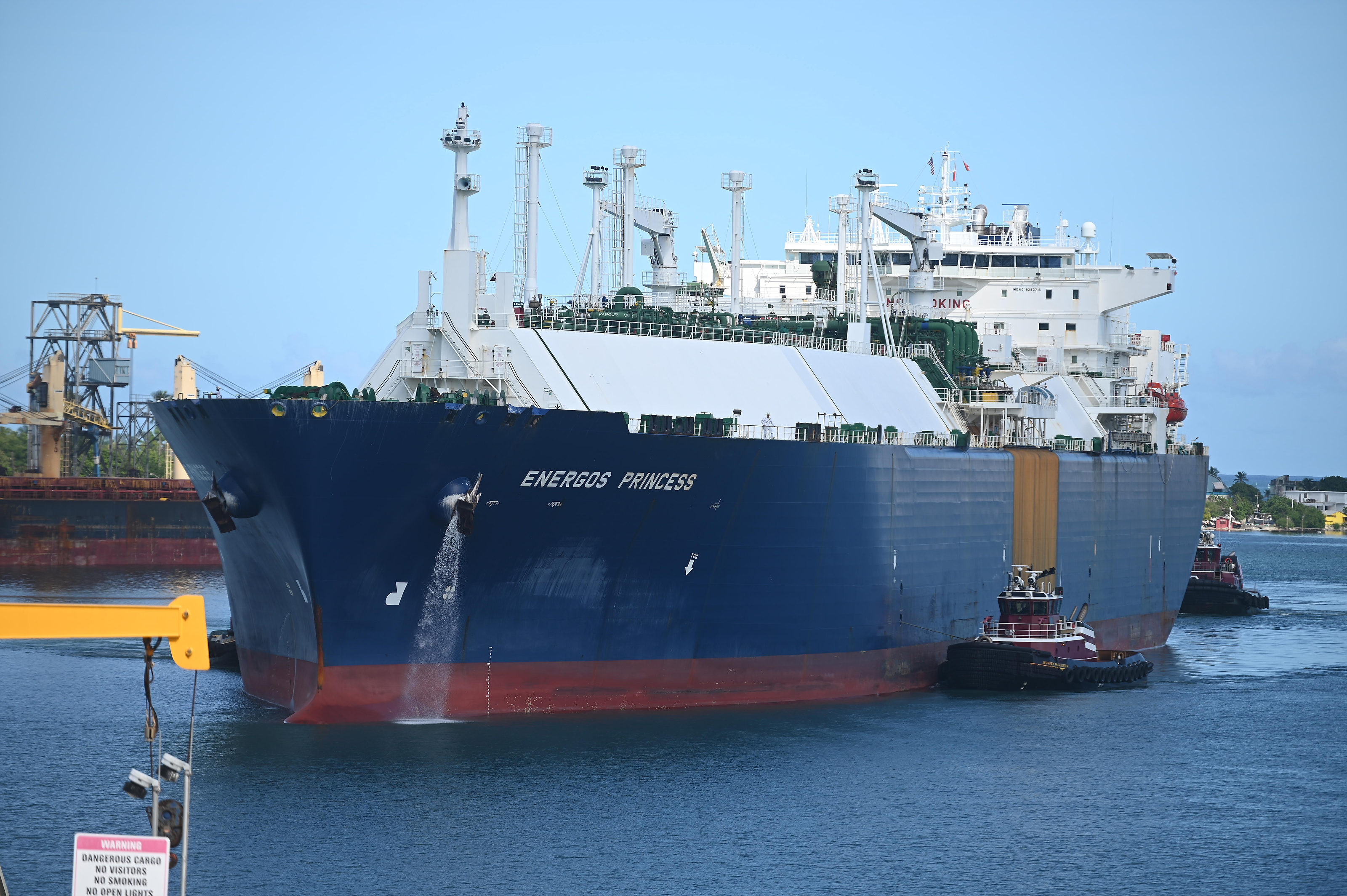 Gobernadora califica de «chantaje» las alegaciones de New Fortress Energy
